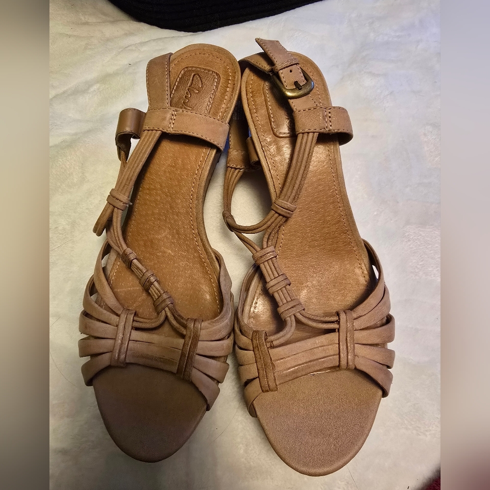 Clarks Tan Sandals with Open-Toe Design and Slingback Style